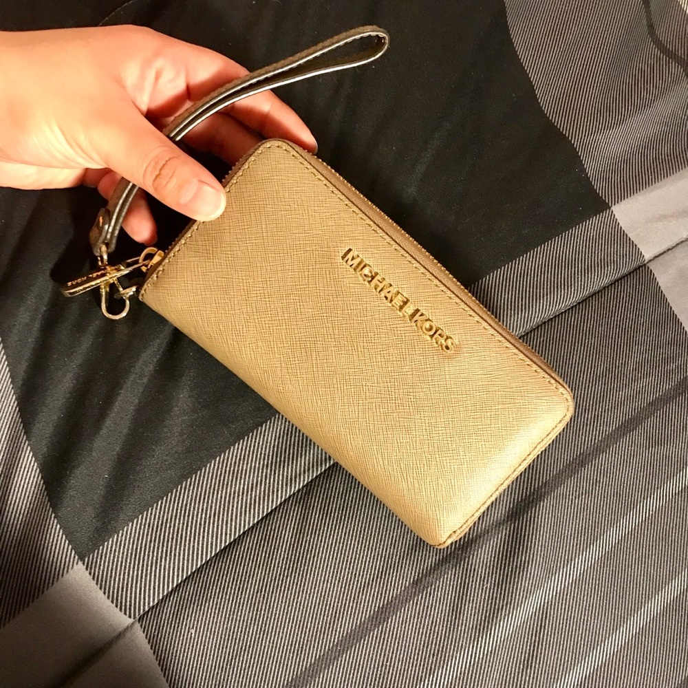 Michael Kors Jet Set wallet! 💛